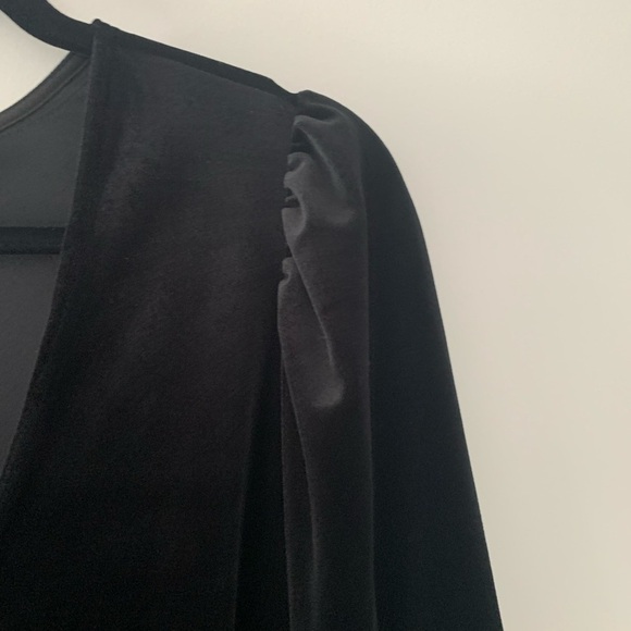 Shoedazzle velvet bodysuit with puffed sleeves - Picture 2 of 6